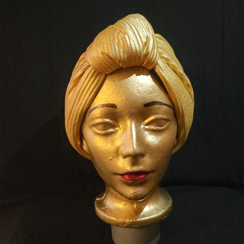 Fashionable toque (female head turbans),